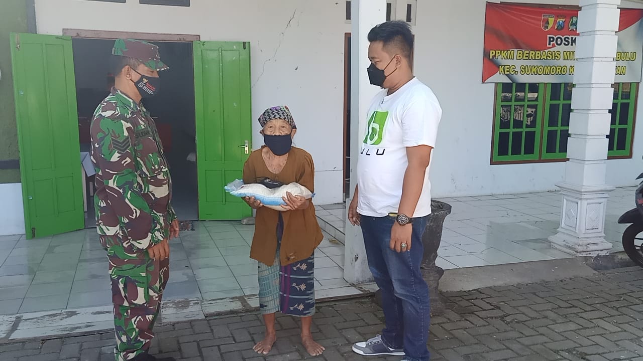 RINGANKAN BEBAN WARGA TERDAMPAK PPKM LEVEL 4, PEMERINTAH DESA BULU BESERTA KODIM 0804 BAGIKAN SEMBAKO