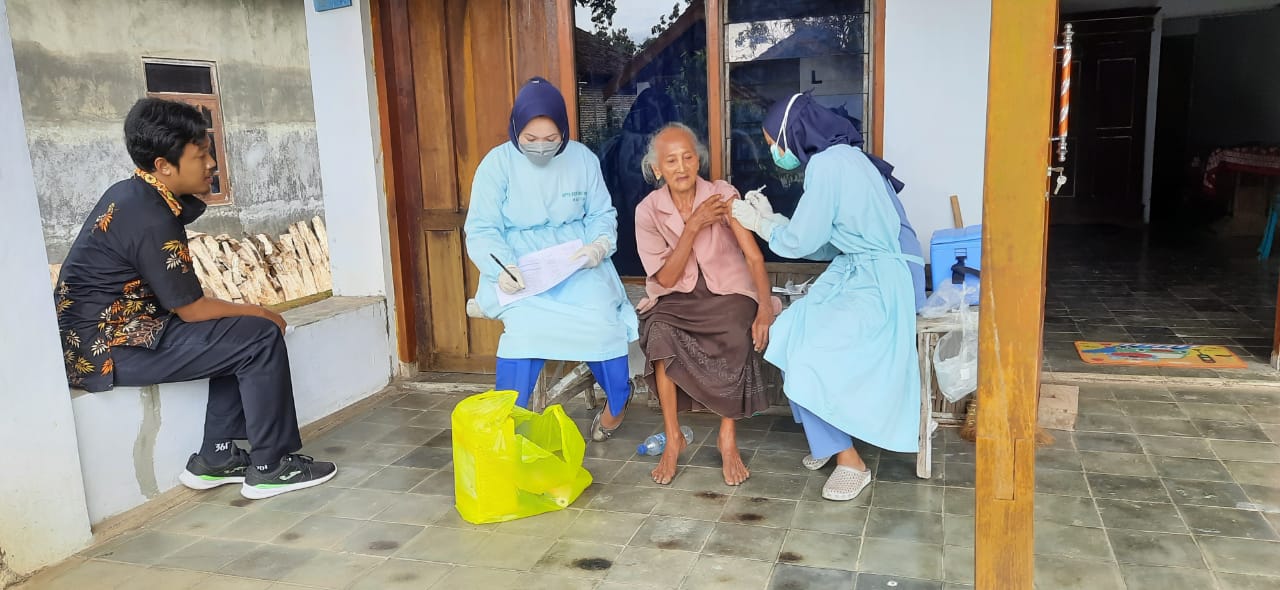 KEJAR PPKM LEVEL 1 PEMERINTAH DESA BULU LAKUKAN VAKSINASI LANSIA DOOR TO DOOR